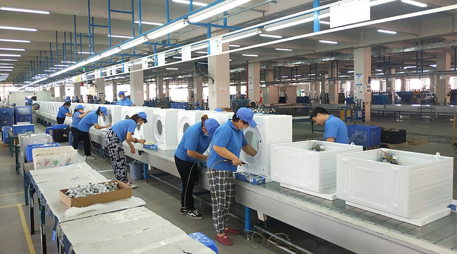 高效率！員工們忙碌地開展巴西客戶的衣物烘干機(jī)生產(chǎn)工作