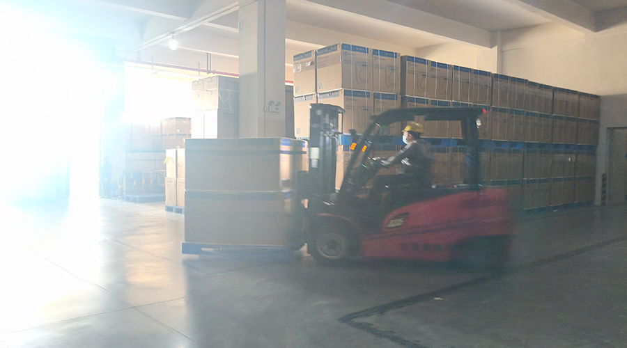 倉庫繁忙，每日多條柜滾筒干衣機(jī)發(fā)往全球